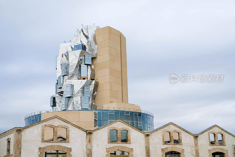 建筑师Frank Gehry为Luma Arles文化中心设计的反射铝面板扭曲塔。当代建筑。